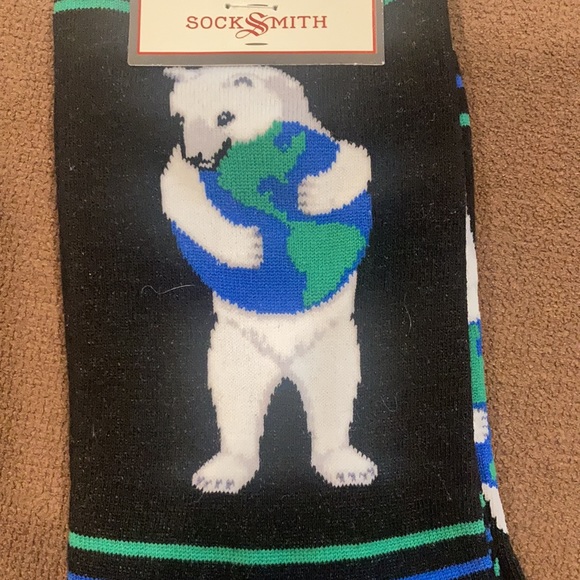NWT Socksmith Black Cotton Crew Socks Polar Bear Hugging Earth World Globe - Picture 2 of 4